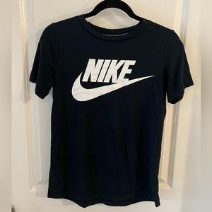 Nike Sportswear Essential Tee